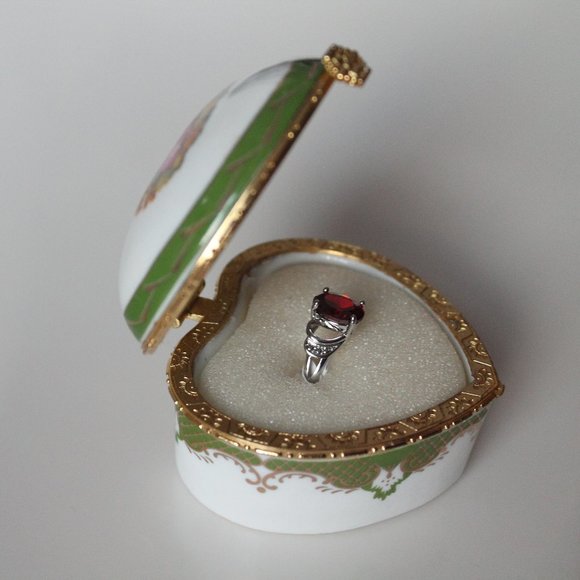 Heart-Shaped Gold & Green Design Porcelain Jewelry Box with  Romantic Scene - Picture 2 of 16